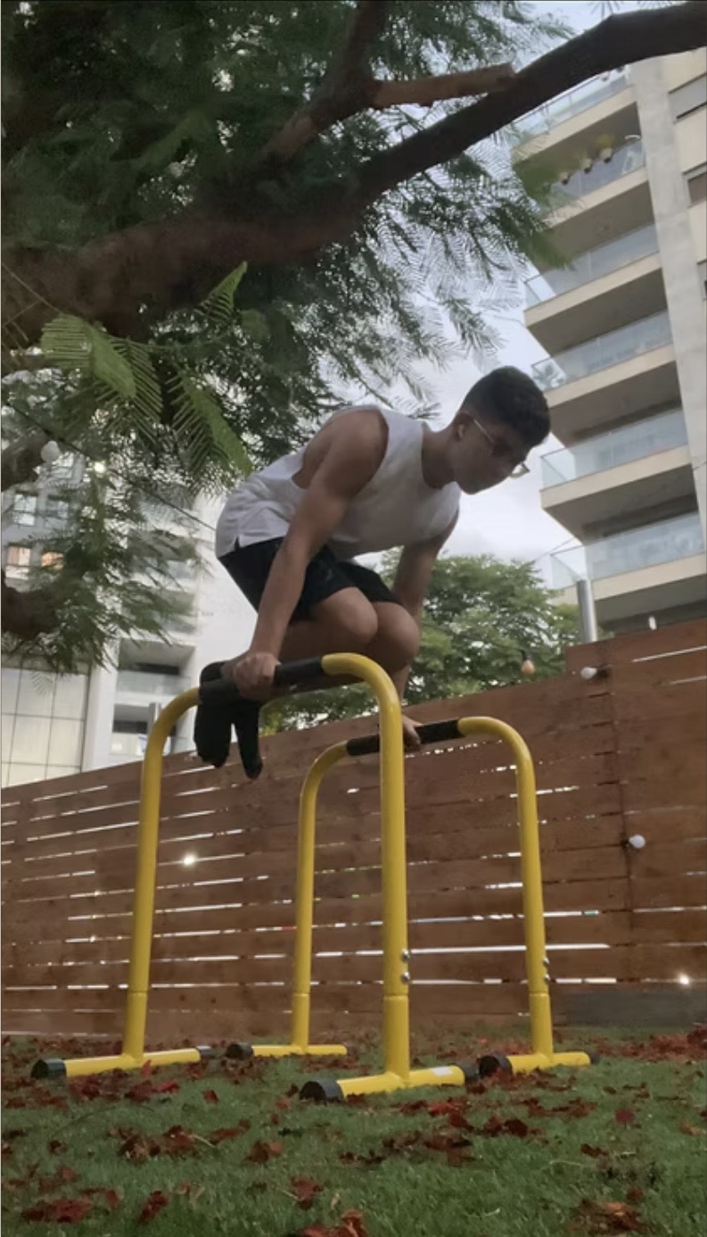 עידן מתאמן על מקבילים ובפלאנץ' — לחצו להחליף